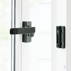 AXA Raamsluiting design met nok links zwart