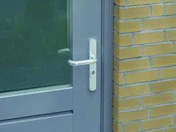 AXA veiligheidsbeslag Oval achterdeur aluminium smal schild met SKG 3-sterren 55 mm