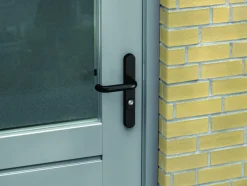 AXA veiligheidsbeslag Oval achterdeur zwart smal schild met SKG 3-sterren 55 mm