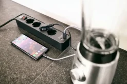 Brennenstuhl stekkerdoos 4-voudig met 2 USB-aansluitingen en schakelaar zwart 1,5 meter