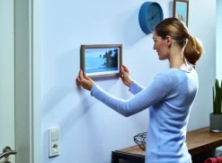 De tesa Klevende Spijker voor Behang & Pleisterwerk