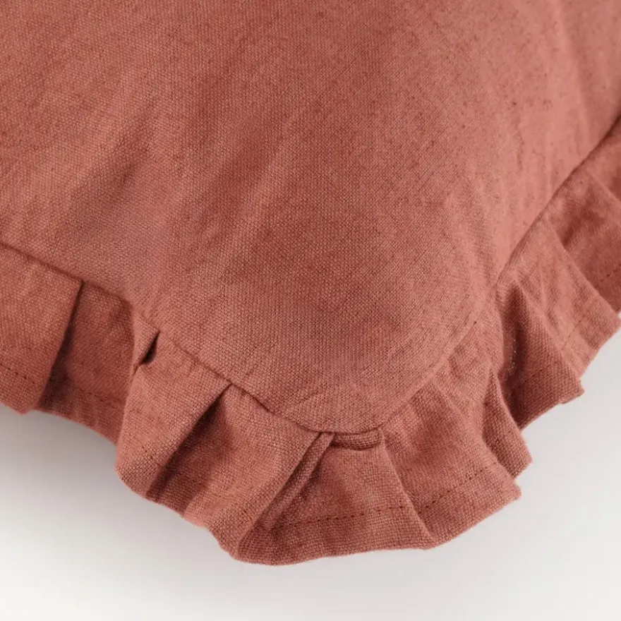 Kussen ruffled bruin - l55xb35xh10cm