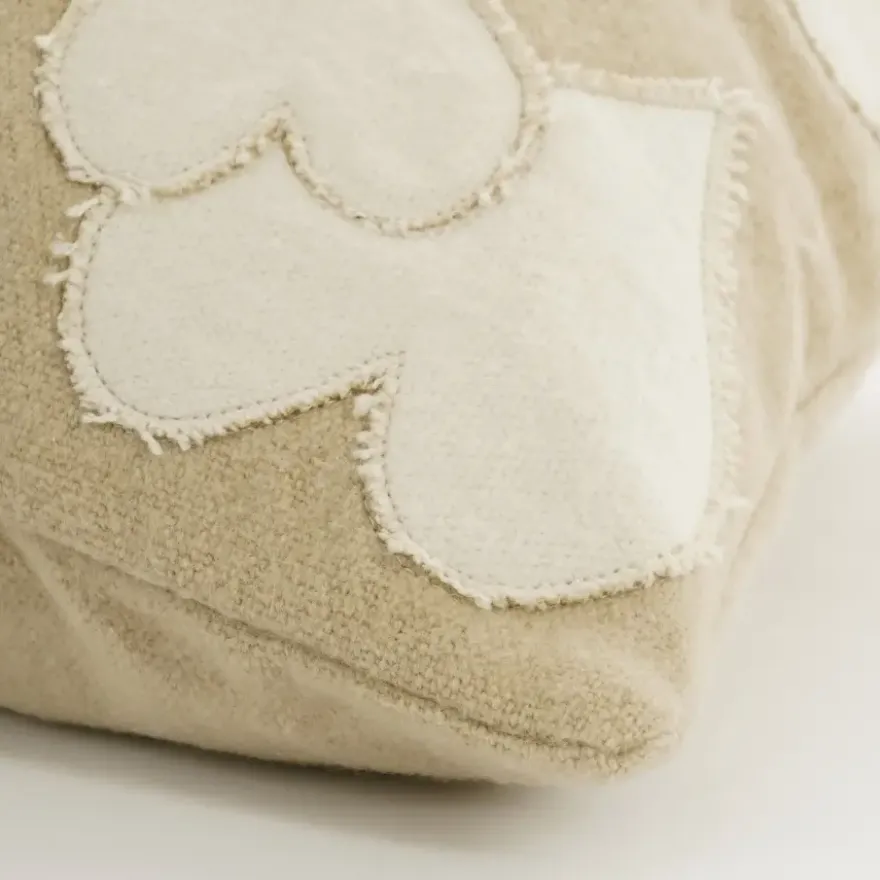 Sierkussen hart off white - l45xb45xh10cm