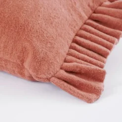 Sierkussen ruffled d.roze - l55xb35xh10cm