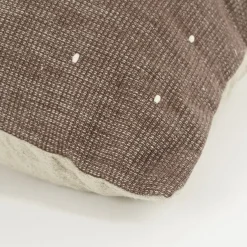 Sierkussen stip donker bruin - l55xb35xh10cm