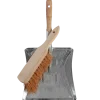 Stoffer en blik met houten handvat
